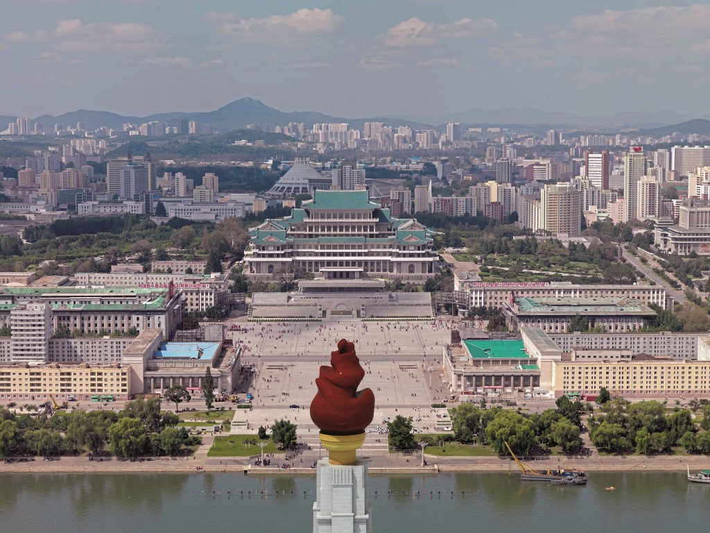 Kim Il-sung Square, Pyongyang, photo by Philipp Meuser.