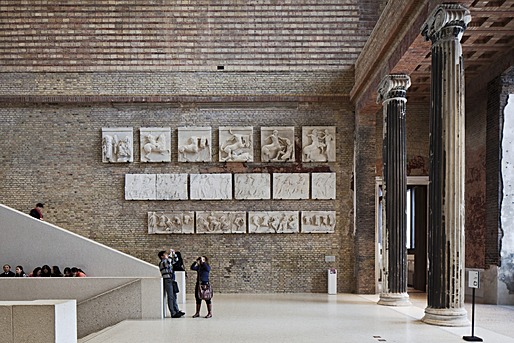 Rénovation du Neues Museum à Berlin par David Chipperfield, où on est "forcé de regarder les oeuvres", tant la scénographie est de qualité.