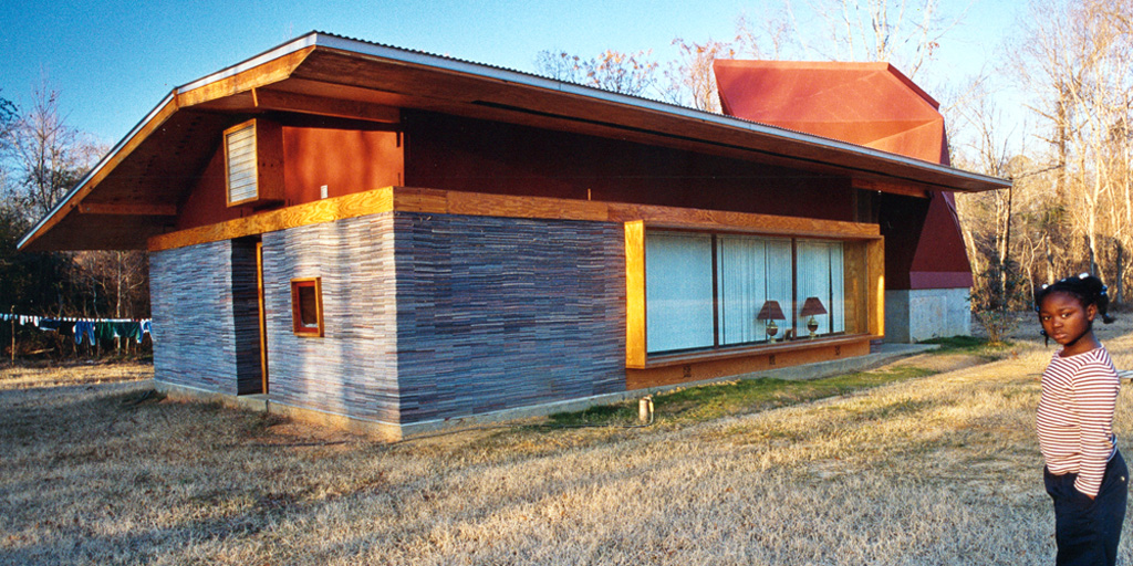 La maison de Lucy, par Rural Studio, utilise des carrés de moquette usagés